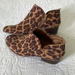 Womens size 7 boots/ankle booties cheetah print new